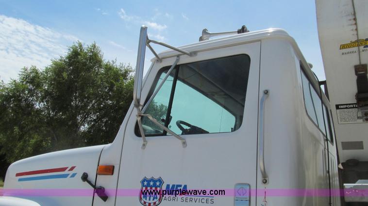 image for item G2052 1999 International 2554 dry floater truck