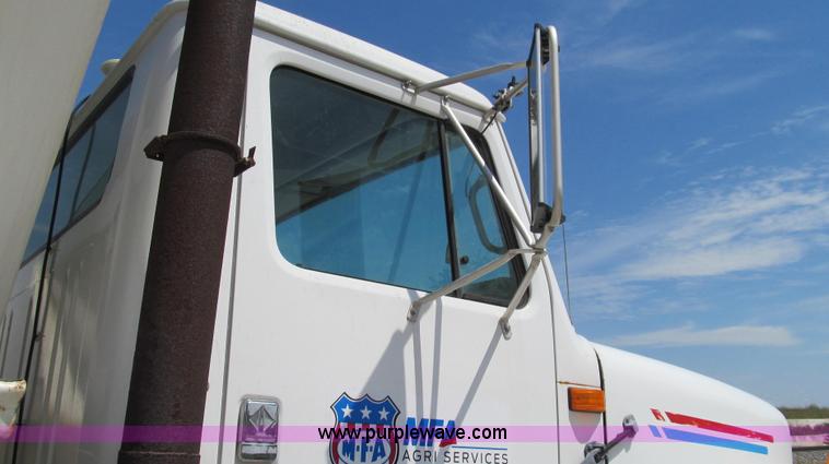 image for item G2052 1999 International 2554 dry floater truck