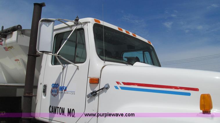 image for item G2052 1999 International 2554 dry floater truck