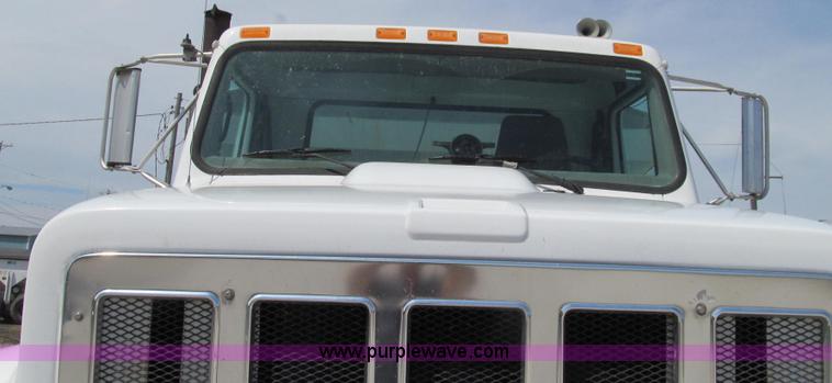 image for item G2052 1999 International 2554 dry floater truck