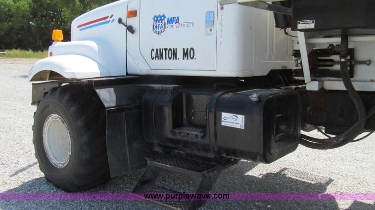 image for item G2052 1999 International 2554 dry floater truck