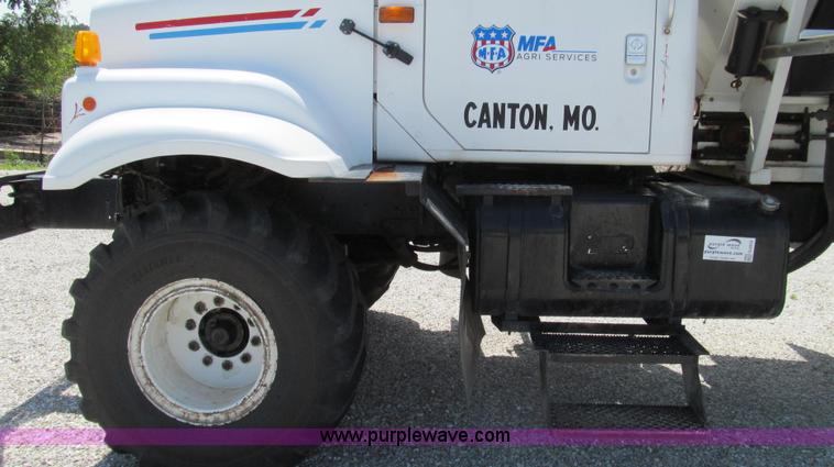 image for item G2052 1999 International 2554 dry floater truck