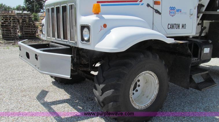 image for item G2052 1999 International 2554 dry floater truck