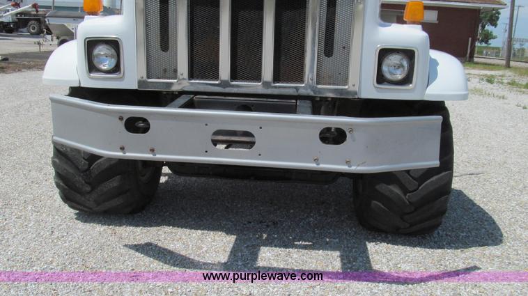 image for item G2052 1999 International 2554 dry floater truck