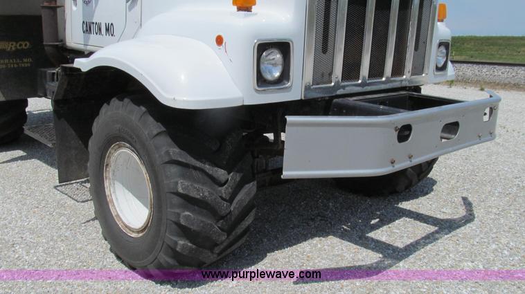image for item G2052 1999 International 2554 dry floater truck