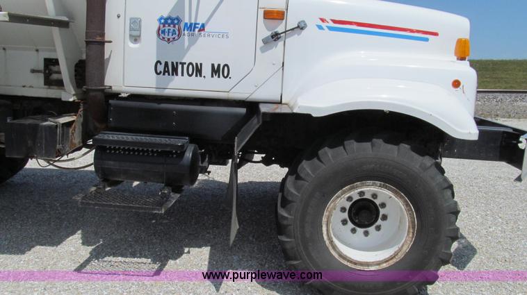 image for item G2052 1999 International 2554 dry floater truck