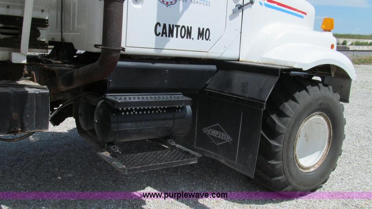 image for item G2052 1999 International 2554 dry floater truck