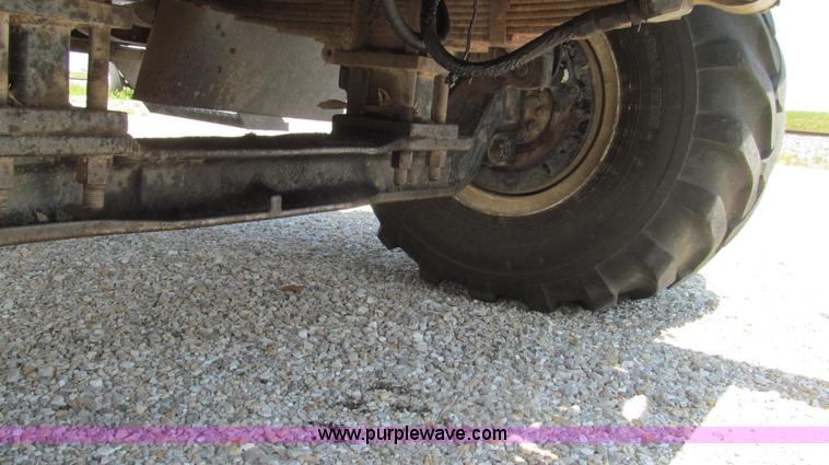 image for item G2052 1999 International 2554 dry floater truck