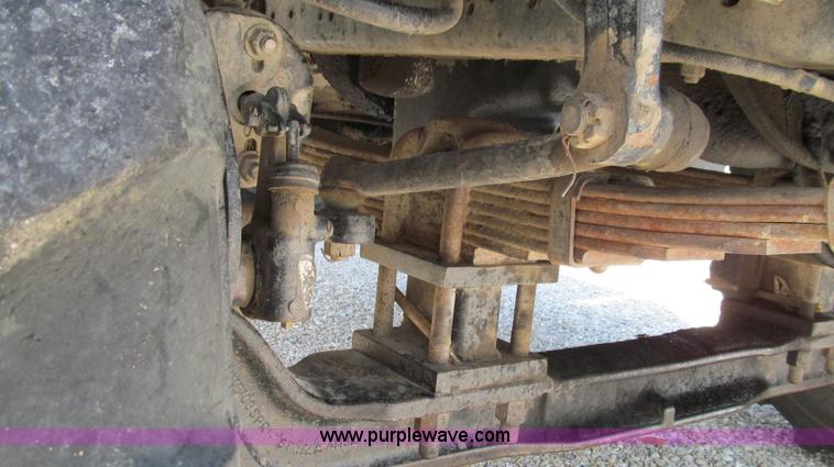 image for item G2052 1999 International 2554 dry floater truck