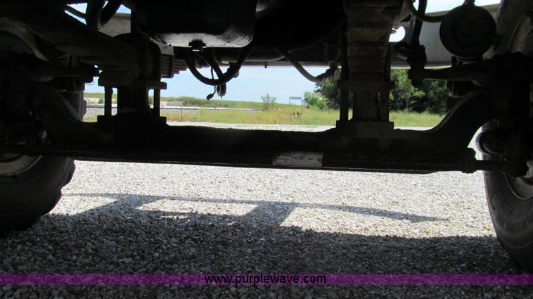 image for item G2052 1999 International 2554 dry floater truck