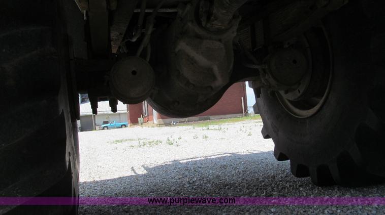 image for item G2052 1999 International 2554 dry floater truck