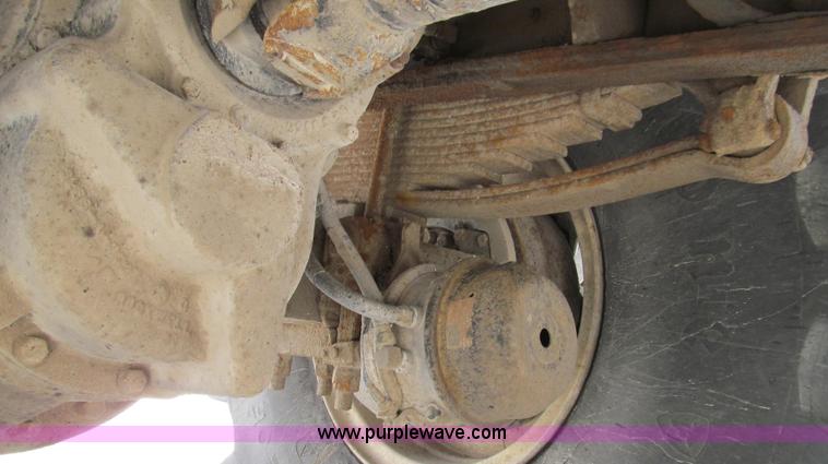 image for item G2052 1999 International 2554 dry floater truck