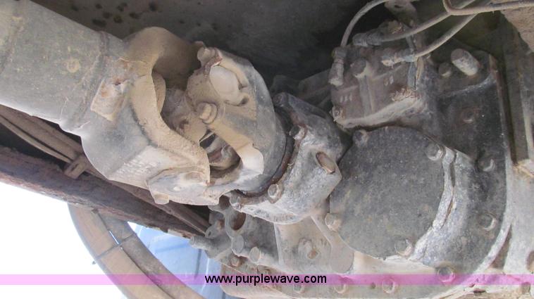 image for item G2052 1999 International 2554 dry floater truck