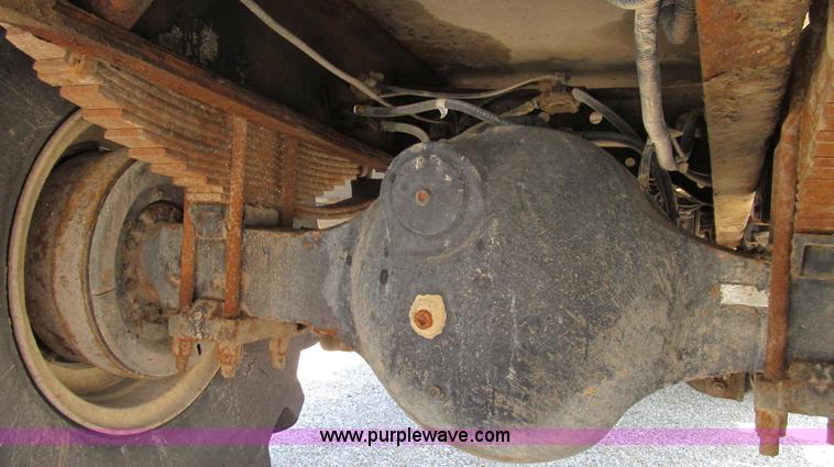 image for item G2052 1999 International 2554 dry floater truck