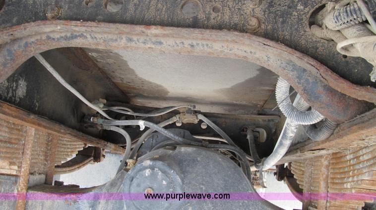 image for item G2052 1999 International 2554 dry floater truck