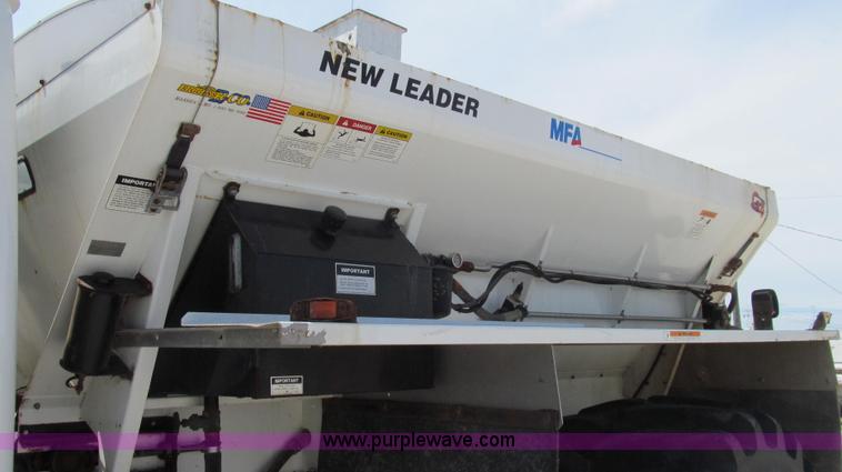 image for item G2052 1999 International 2554 dry floater truck