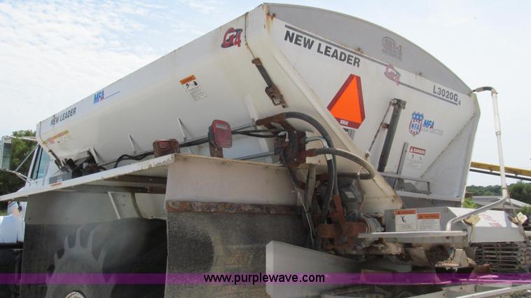 image for item G2052 1999 International 2554 dry floater truck