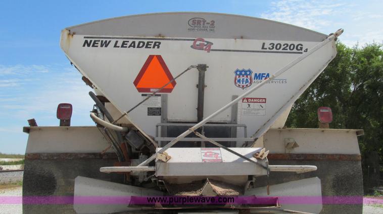 image for item G2052 1999 International 2554 dry floater truck