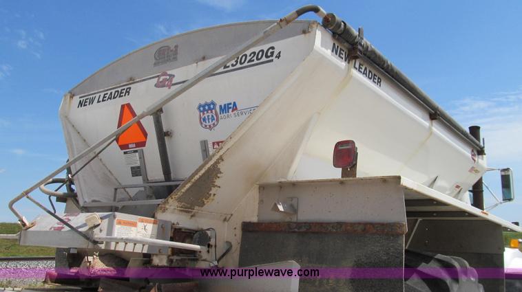 image for item G2052 1999 International 2554 dry floater truck