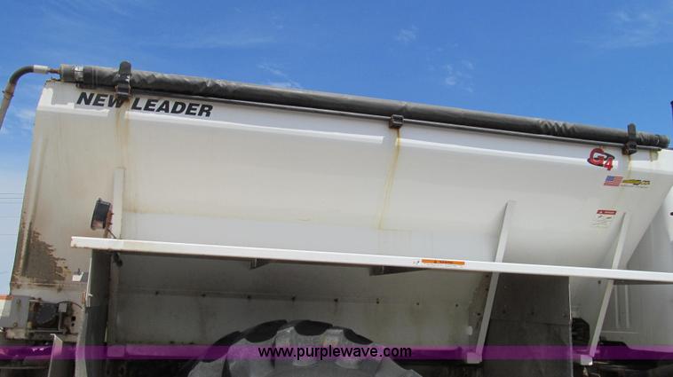 image for item G2052 1999 International 2554 dry floater truck