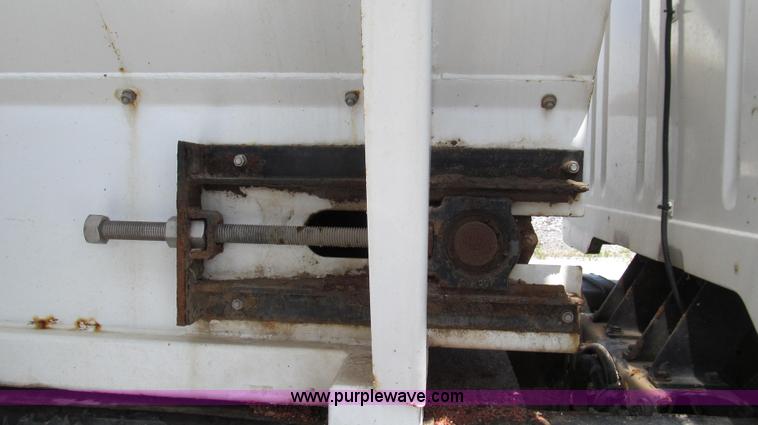 image for item G2052 1999 International 2554 dry floater truck