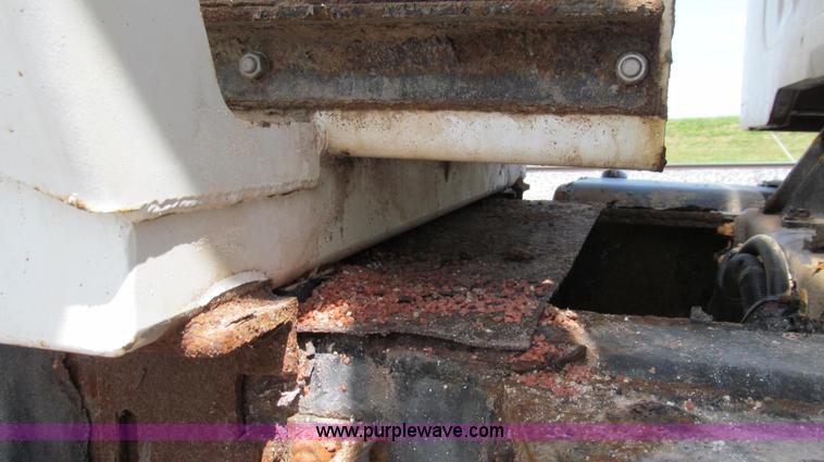 image for item G2052 1999 International 2554 dry floater truck