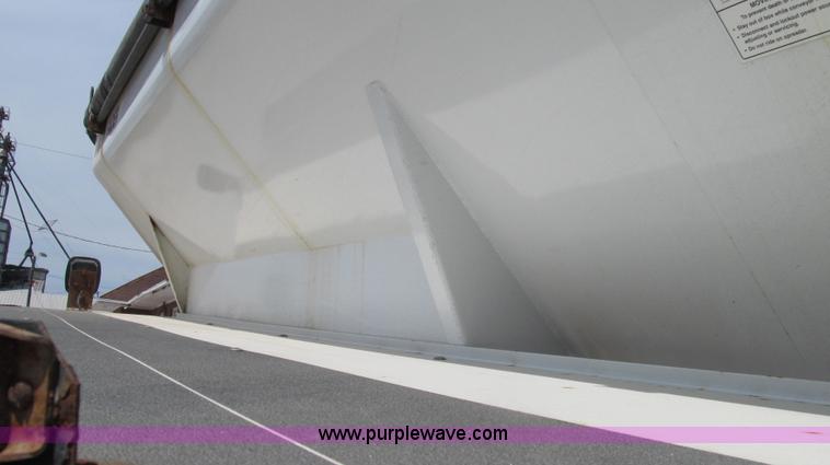 image for item G2052 1999 International 2554 dry floater truck