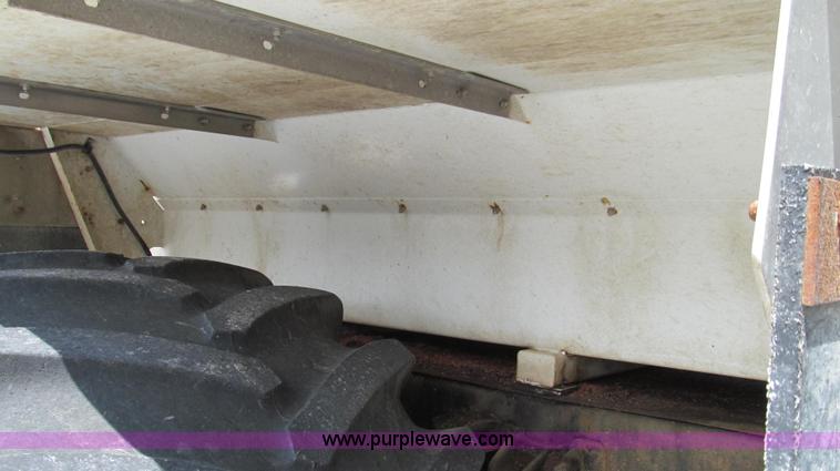 image for item G2052 1999 International 2554 dry floater truck