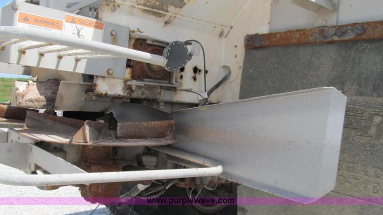 image for item G2052 1999 International 2554 dry floater truck