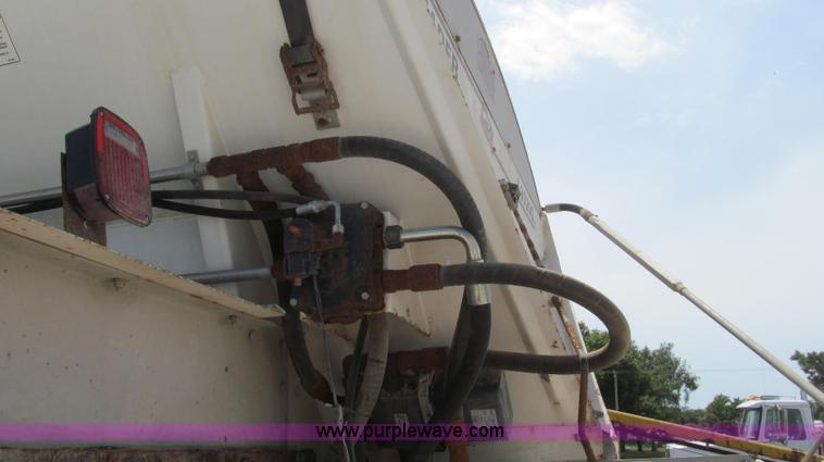 image for item G2052 1999 International 2554 dry floater truck
