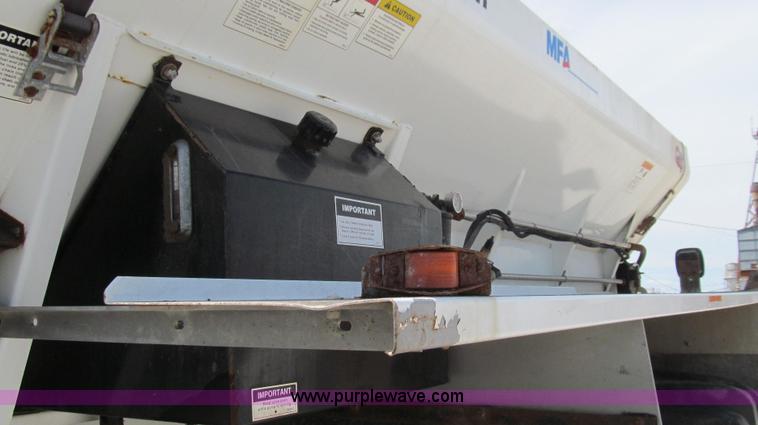 image for item G2052 1999 International 2554 dry floater truck