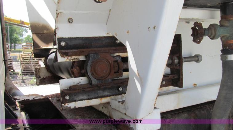 image for item G2052 1999 International 2554 dry floater truck