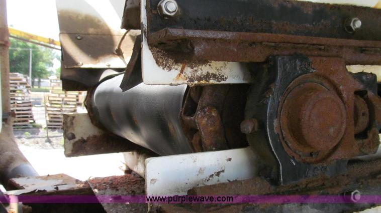 image for item G2052 1999 International 2554 dry floater truck