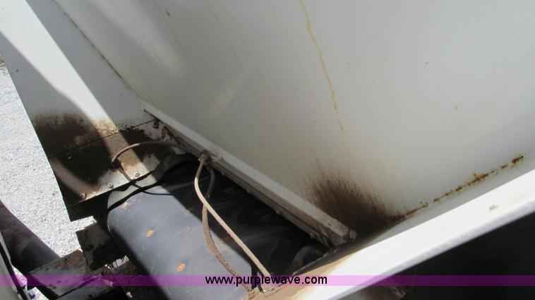 image for item G2052 1999 International 2554 dry floater truck