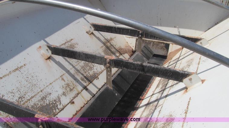 image for item G2052 1999 International 2554 dry floater truck