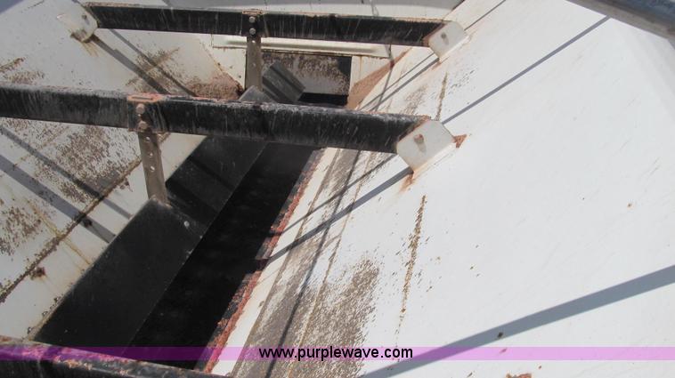 image for item G2052 1999 International 2554 dry floater truck