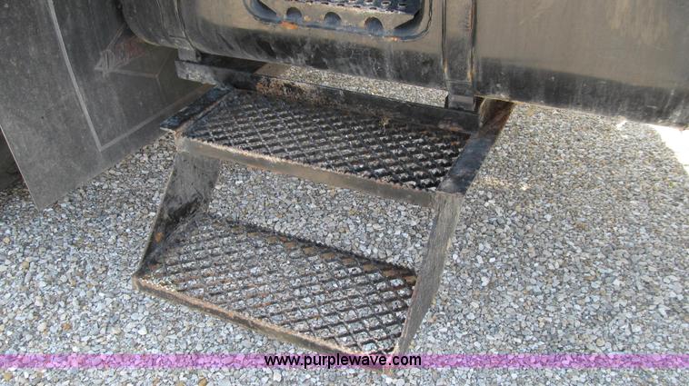 image for item G2052 1999 International 2554 dry floater truck