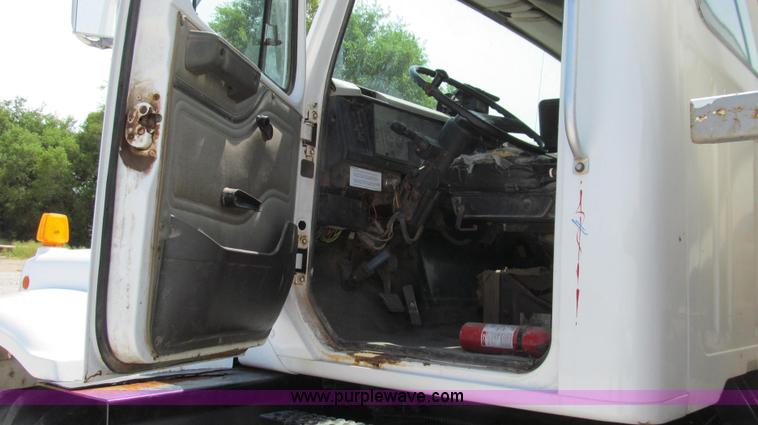 image for item G2052 1999 International 2554 dry floater truck