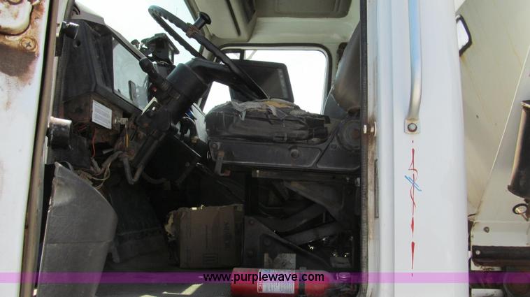 image for item G2052 1999 International 2554 dry floater truck
