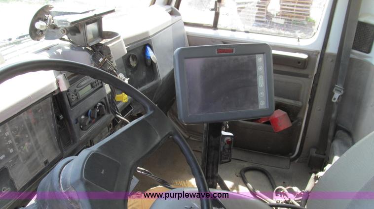 image for item G2052 1999 International 2554 dry floater truck