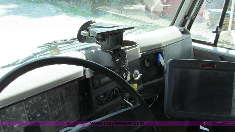 image for item G2052 1999 International 2554 dry floater truck