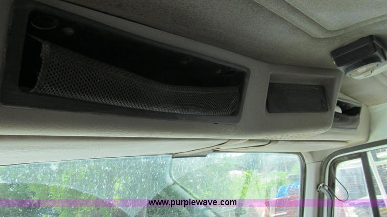 image for item G2052 1999 International 2554 dry floater truck