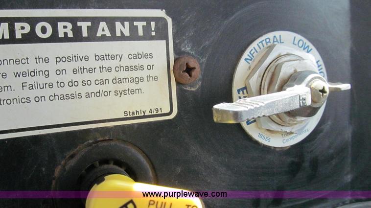 image for item G2052 1999 International 2554 dry floater truck