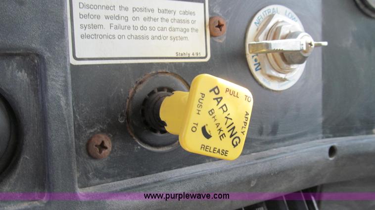 image for item G2052 1999 International 2554 dry floater truck