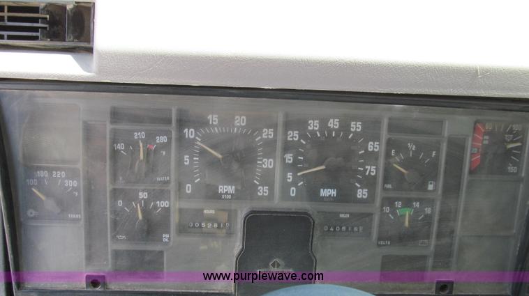 image for item G2052 1999 International 2554 dry floater truck