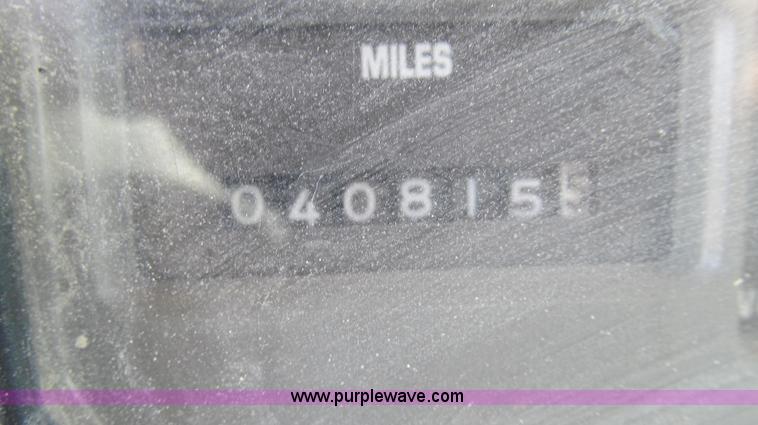 image for item G2052 1999 International 2554 dry floater truck