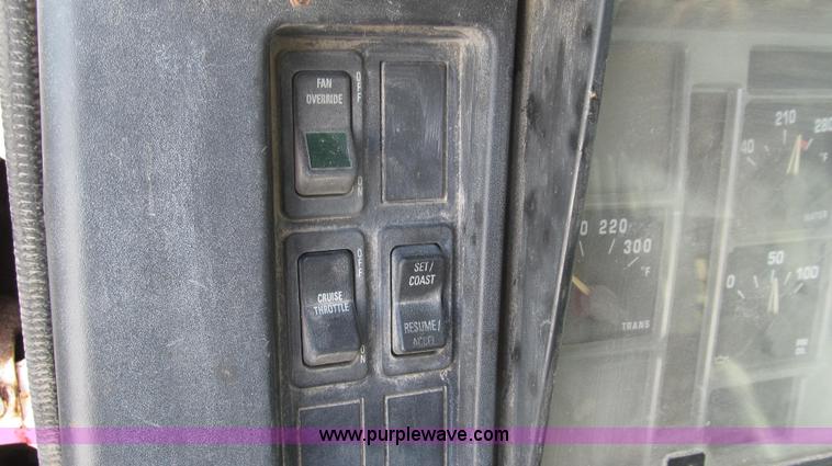 image for item G2052 1999 International 2554 dry floater truck