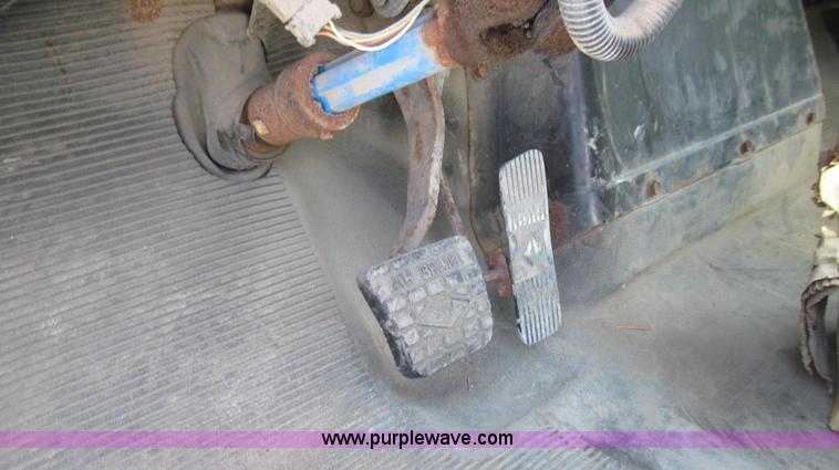 image for item G2052 1999 International 2554 dry floater truck