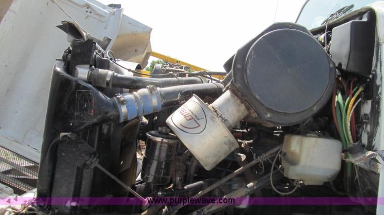 image for item G2052 1999 International 2554 dry floater truck