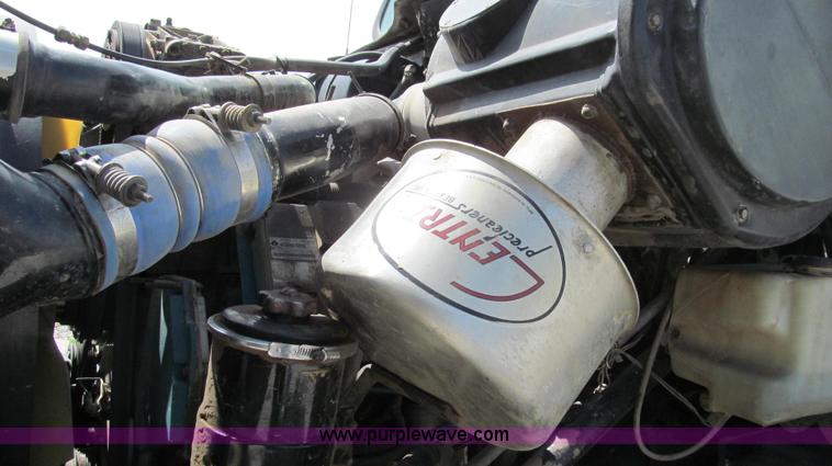 image for item G2052 1999 International 2554 dry floater truck